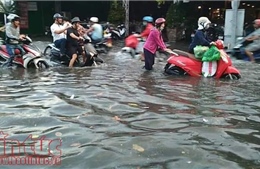 Nhiều tuyến đường TP Hồ Chí Minh lại ngập sâu sau cơn mưa lớn