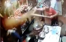 Chủ tiệm ăn hất thẳng dầu sôi vào khách hàng phàn nàn 