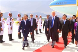 Những hình ảnh đầu tiên Tổng thống Mỹ Donald Trump đặt chân xuống Đà Nẵng