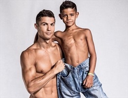 Bố con Cristiano Ronaldo tưng bừng khoe cơ bắp ra mắt thương hiệu thời trang CR7 mới