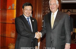 Phó Thủ tướng, Bộ trưởng Ngoại giao Phạm Bình Minh gặp Ngoại trưởng Hoa Kỳ Rex Tillerson