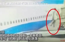 Nữ tiếp viên hàng không rơi khỏi máy bay, bị gãy xương ngực