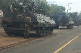 Xe tăng dồn dập về thủ đô Zimbabwe sau lời đe dọa ‘can thiệp’ của Tư lệnh quân đội