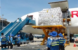 Tiếp nhận hàng của ASEAN cứu trợ người dân bị ảnh hưởng bão số 12