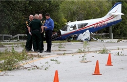 Máy bay mất thăng bằng, rơi trên cao tốc Florida