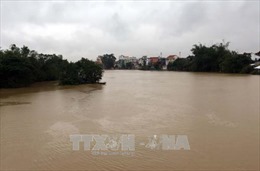 Mưa lớn kéo dài gây ngập lụt nghiêm trọng tại miền Trung