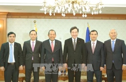 Phó Thủ tướng Trương Hòa Bình hội kiến Thủ tướng Hàn Quốc Lee Nak-yon