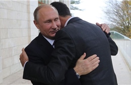Thấy gì qua bức ảnh Tổng thống Putin ôm nhà lãnh đạo Syria al-Assad?
