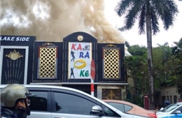 Cháy lớn tại quán Karaoke Lake Side trên đường Nguyễn Hữu Thọ (Hà Nội)