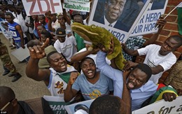 Người dân Zimbabwe hân hoan trước sự trở về của &#39;Cá sấu&#39; Mnangagwa 