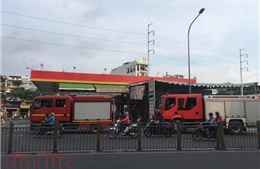 Trụ bơm xăng phát cháy, nhiều khách bỏ chạy