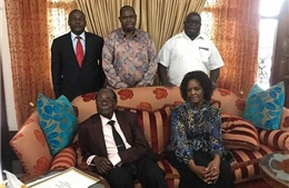 Vợ chồng cựu Tổng thống Zimbabwe lộ diện sau khi được miễn truy tố