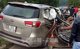 Quảng Nam: Xe ô tô 7 chỗ đâm vào taluy, 4 người thương vong