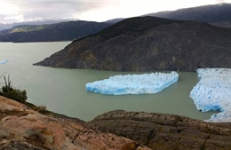 Tảng băng khổng lồ tách khỏi sông băng ở Chile