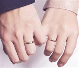 Mua nhẫn đôi tặng vợ nhưng… chẳng còn tay để đeo
