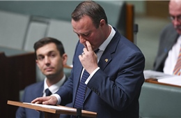 Nghị sĩ Australia cầu hôn bạn trai đồng tính trước Quốc hội
