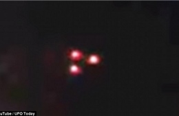 Vật thể bí ẩn nghi là UFO bay lơ lửng trên bầu trời Nga