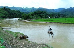 Hà Tĩnh: Người dân liều mình vượt sông bằng bè tự chế 