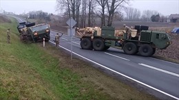 Xem xe quân sự Mỹ &#39;gặp hạn&#39;, loay hoay kéo nhau ra khỏi bùn đất ở Ba Lan