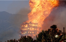 Cháy ngùn ngụt, tòa tháp gỗ cao nhất châu Á thành đống tro tàn
