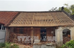 Xót xa cảnh người dân phá nhà cổ ở Đường Lâm 
