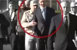 Khoảnh khắc lính Nga ‘chặn’ ông Assad tiếp cận Tổng thống Putin