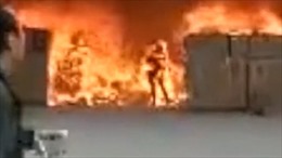 Xem video người đàn ông lao vào đám cháy lấy điện thoại, hóa đuốc sống