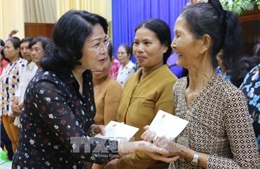 Phó Chủ tịch nước Đặng Thị Ngọc Thịnh thăm, tặng quà học sinh và hộ nghèo ở An Giang 