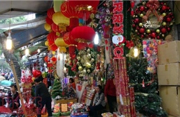 Phố phường Hà Nội rực rỡ sắc màu đồ trang trí Giáng sinh