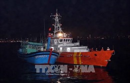 Cứu nạn 13 ngư dân trôi dạt trên biển trước khi bão Kai Tak vào biển Đông