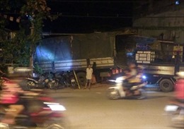 Tránh hai xe máy vượt đèn đỏ, xe tải lao tông đổ cổng chùa
