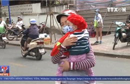 Người dân TP Hồ Chí Minh co ro tránh rét phương Nam