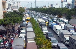  Hàng ngàn phương tiện &#39;chôn chân&#39; trên đại lộ Phạm Văn Đồng 