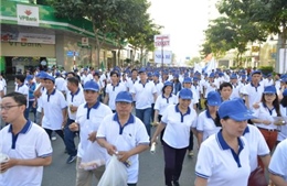 Đi bộ Lawrence S.ting: Mang tết ấm đến cho người nghèo