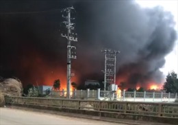 Thanh Hóa: Cháy lớn tại công ty sản xuất bánh kẹo, 2 người vẫn mắc kẹt 