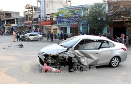 Hai xe ô tô đấu đầu làm 3 người bị thương nặng