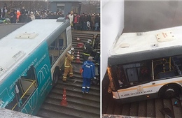Khoảnh khắc xe buýt &#39;điên&#39; lao thẳng xuống hầm đi bộ ở Moskva, đè chết 5 người