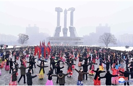 Người Triều Tiên nhảy múa tưng bừng mừng sinh nhật bà nội ông Kim Jong-un