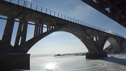 Nhảy bungee từ trên cầu, cặp đôi đập thẳng người xuống mặt sông đóng băng