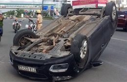Ô tô 4 chỗ mất lái &#39;phơi bụng&#39; trên đại lộ Phạm Văn Đồng