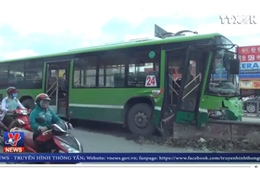 Xe buýt tông dải phân cách, 4 hành khách bị thương, nhiều người hoảng loạn