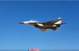 Xem màn ‘chào hỏi’ tạt đầu sát rạt của chiến đấu cơ MiG-29 Syria