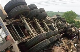 Lật xe đầu kéo tại Đắk Lắk, tài xế và phụ xe tử vong tại chỗ