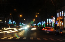 Ngắm hoa bồ công anh khổng lồ lung linh trên đường phố Sài Gòn về đêm