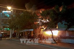 Thành phố Hồ Chí Minh: Cháy lớn thiêu rụi 2 căn nhà