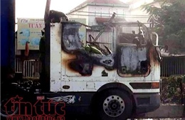 Xe container bốc cháy dữ dội khi lưu thông trên Quốc lộ 1A