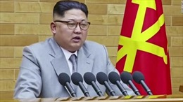 Nhà lãnh đạo Triều Tiên Kim Jong-un &#39;bắn&#39; thông điệp gì qua bộ cánh mới diện đầu năm?
