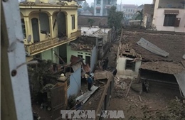 Nổ lớn tại kho phế liệu ở Bắc Ninh làm hai trẻ em tử vong, 5 nhà bị sập