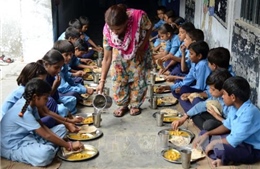 Gần 100 người ở Ấn Độ nhập viện nghi do ngộ độc thực phẩm 