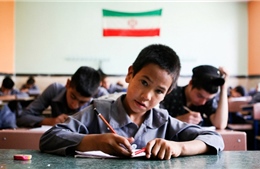 Lý do Iran cấm dạy tiếng Anh trong trường tiểu học